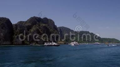 在泰国的kohphiphi岛码头附近行驶的帆船和摩托艇。 Lifestyle旅行视频，4K